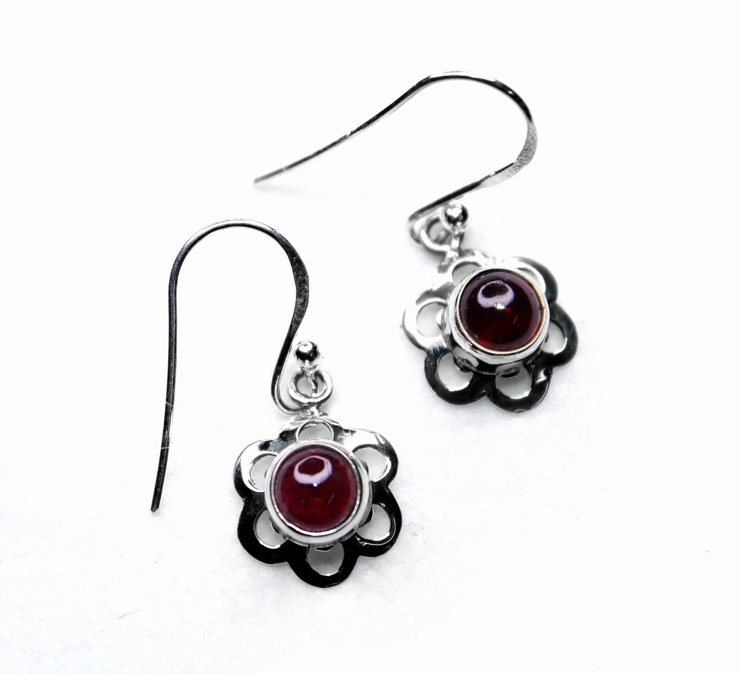 GARNET SILVER EARRING (2.2 GM)